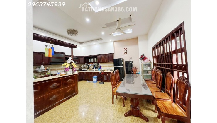 Biệt Thự Đã Hoàn Công 242m2, Ngang 12m, 3 Tầng, Dĩ An, Giá 8.2 Tỷ